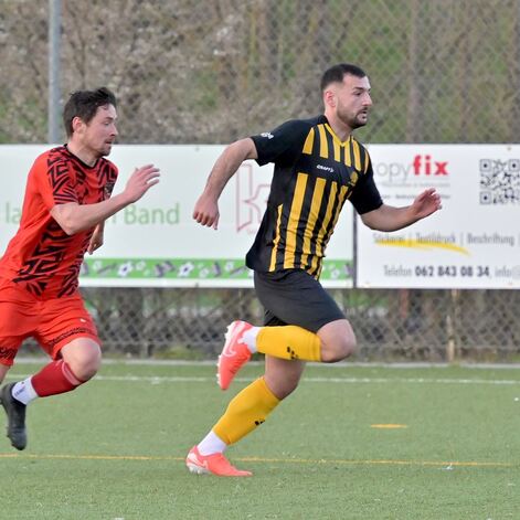 Bande auf Fussballplatz beschriften